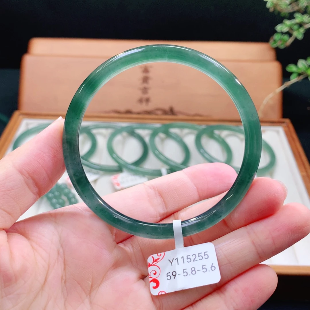 翡翠手镯（圆镯）未镶嵌