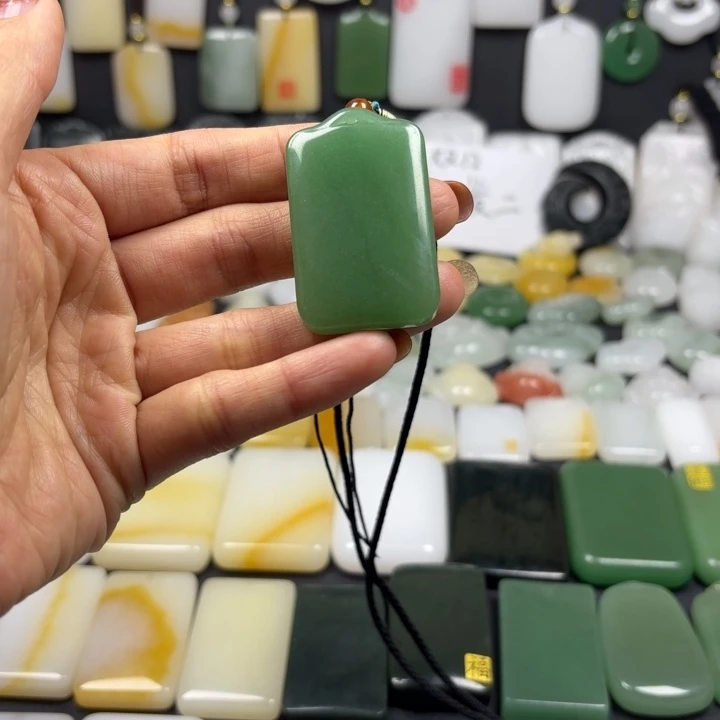 石英质玉（金丝玉）未镶嵌颈饰