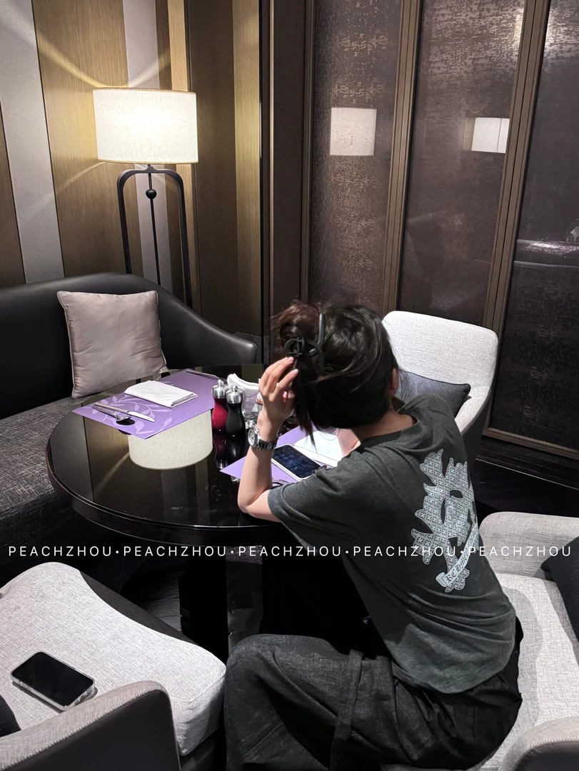 『PEACHZHOU』梵文印花正肩弹力宽松小V领短袖休闲百搭纯色短款T恤