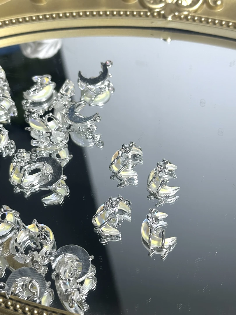 雨宝严选· DIY P366  极光白色立体玫瑰花环绕偏光月亮单吊吊坠