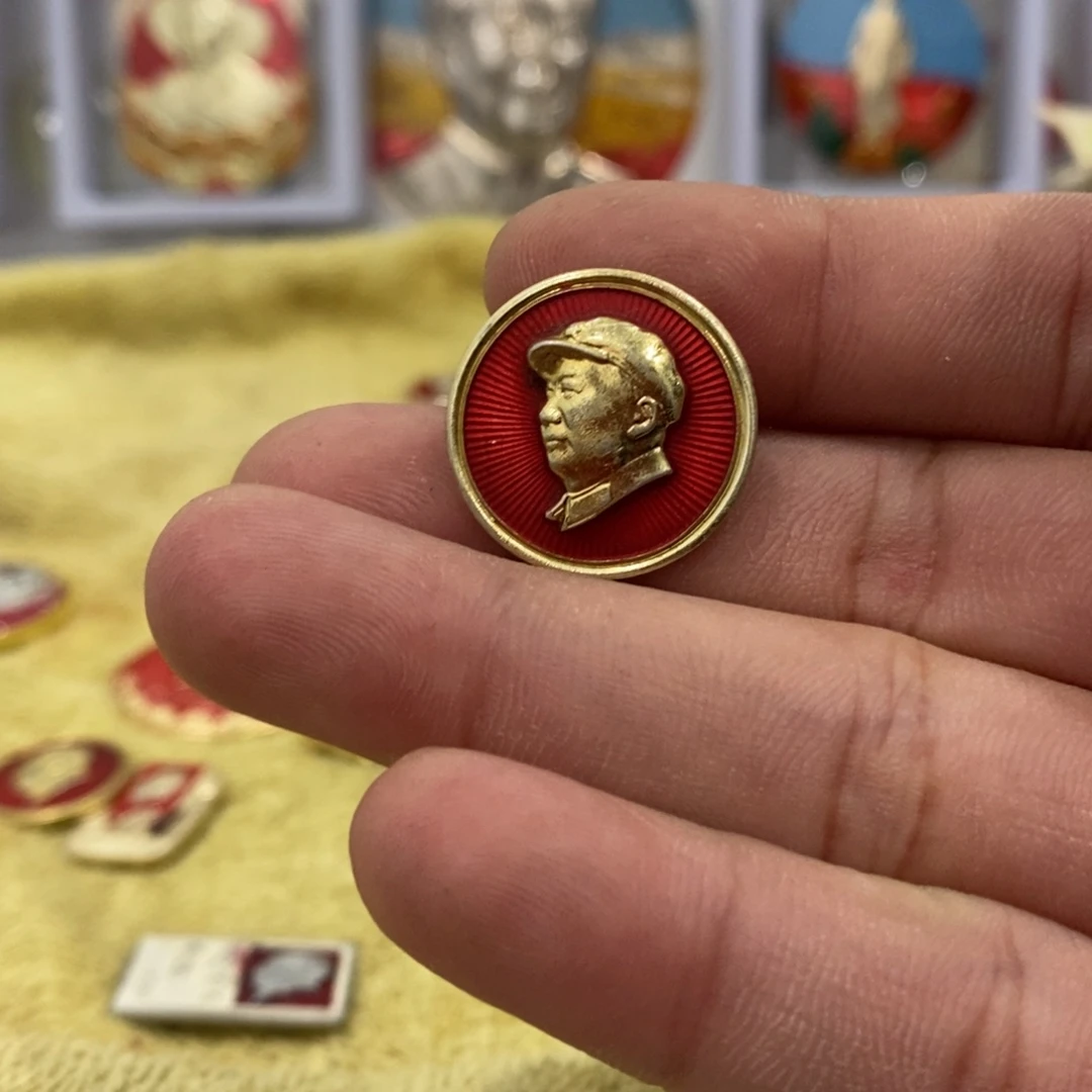 铝红色纪念章2cm小武像