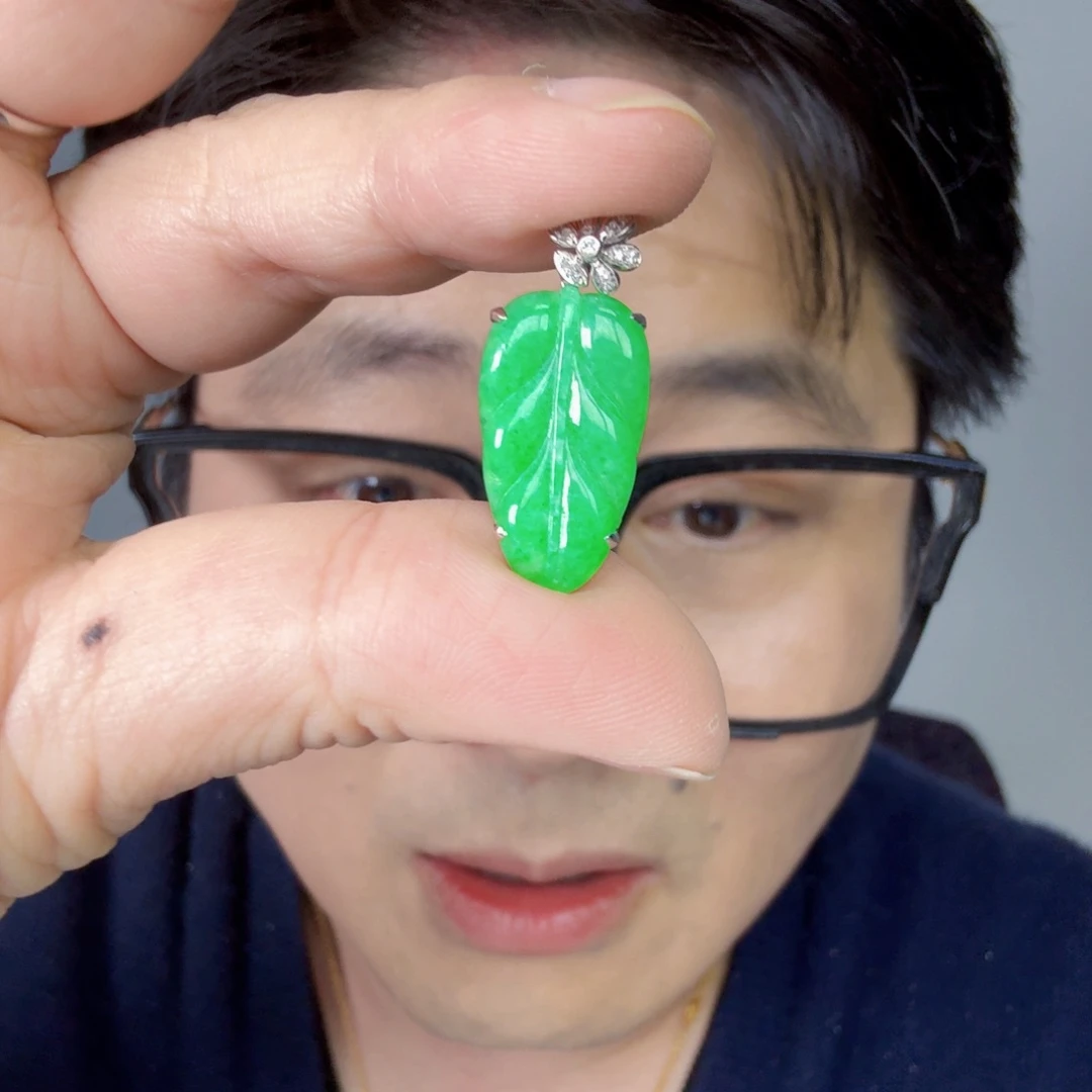 翡翠18K金镶嵌颈饰一件