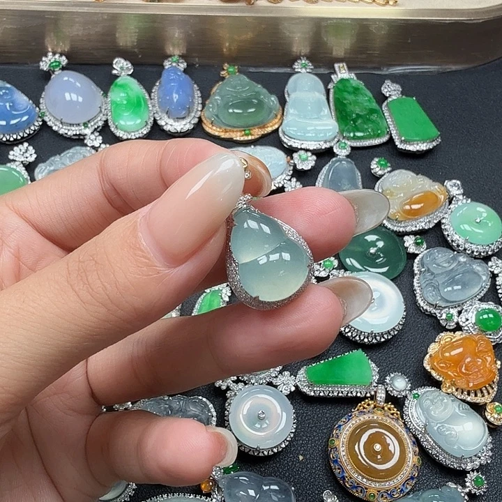 翡翠18K金镶嵌颈饰