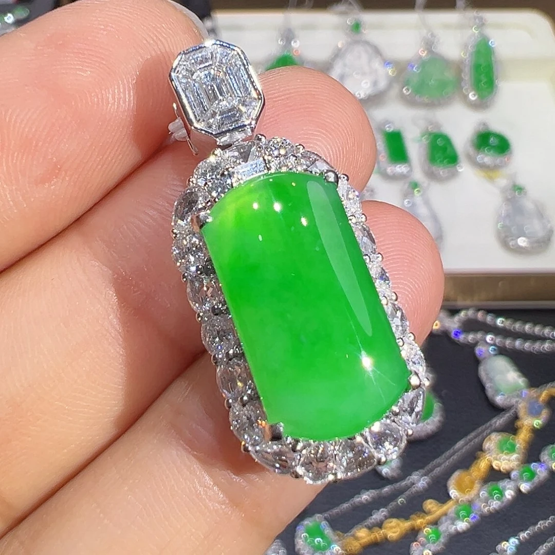 翡翠足金镶嵌颈饰