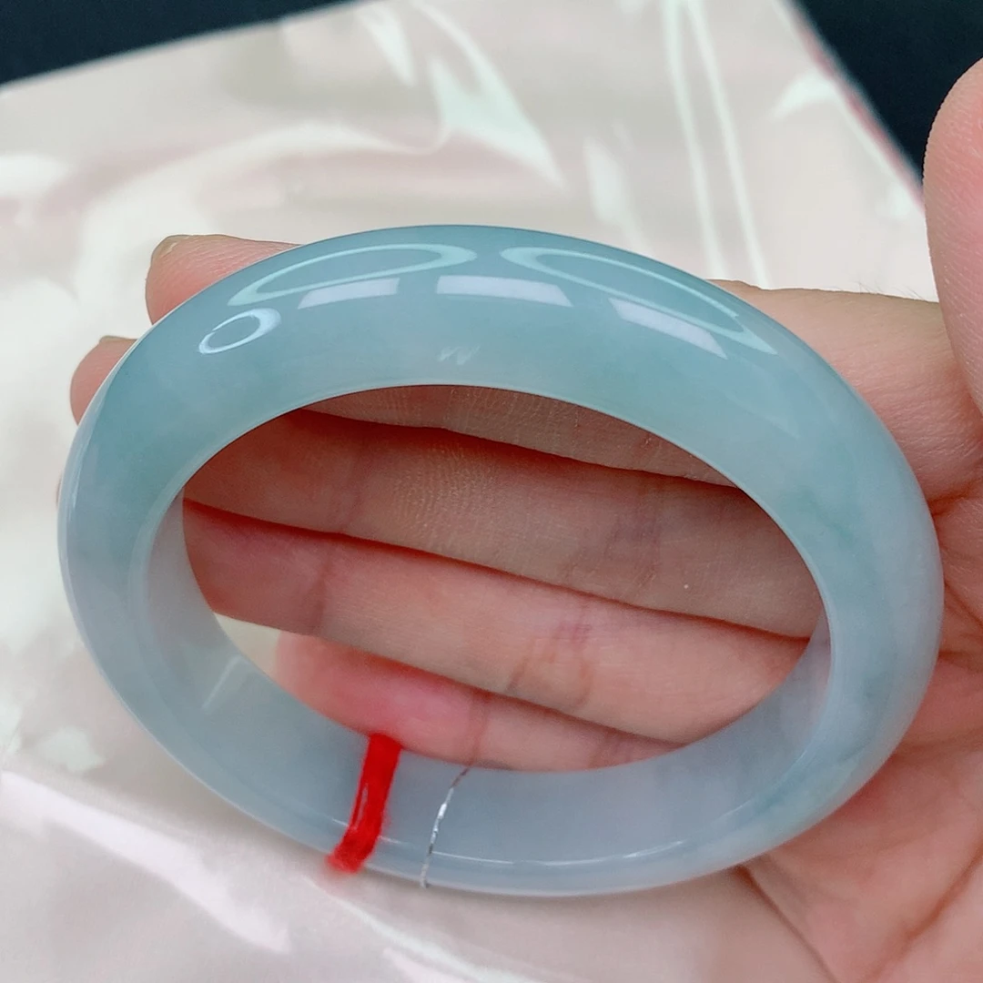 未镶嵌手镯翡翠55.5正圈，蓝白相间，细腻