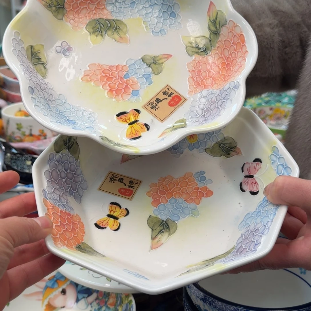 陶瓷濑户烧绣球浮雕深盘2只，八角➕梅花