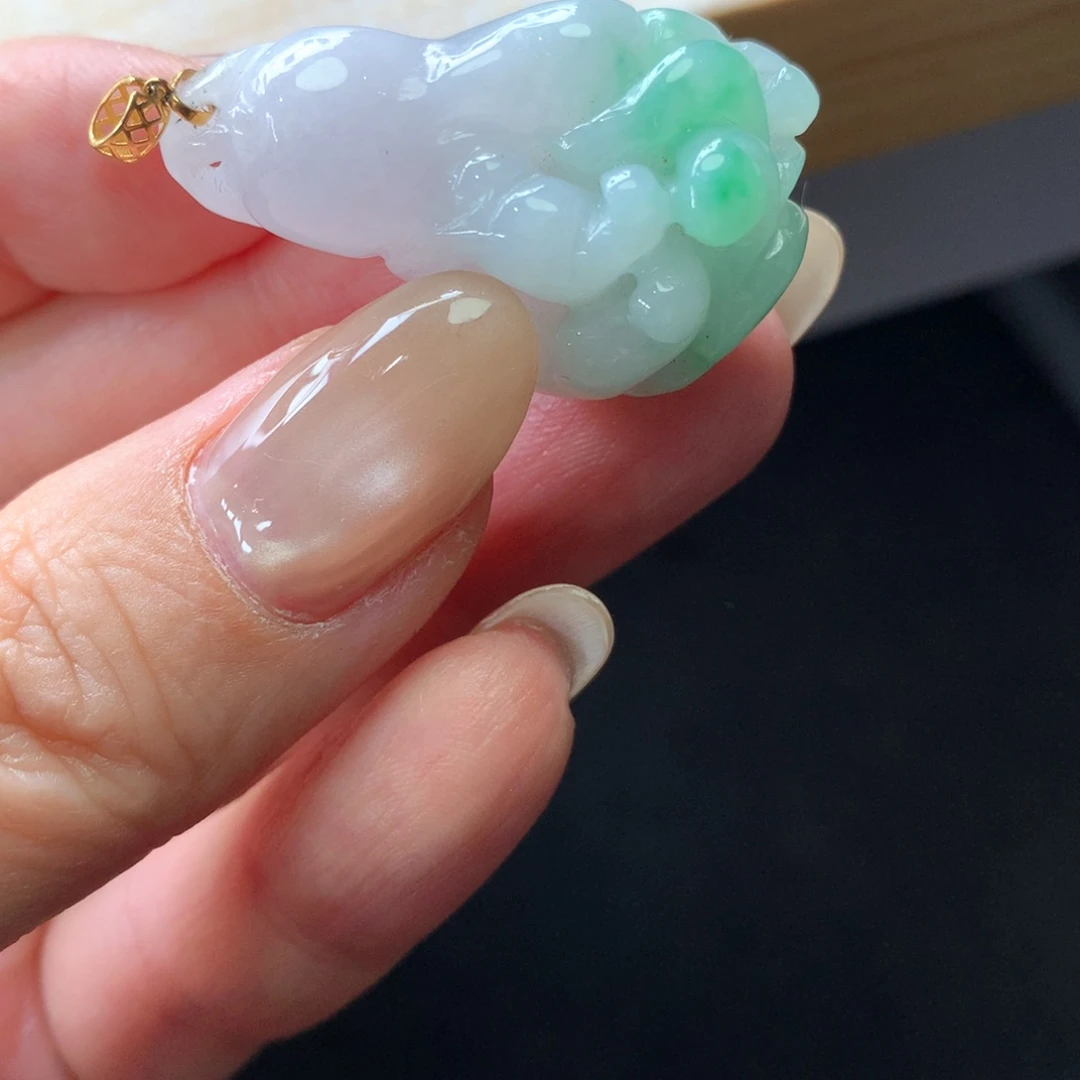 翡翠18K金镶嵌颈饰吊坠