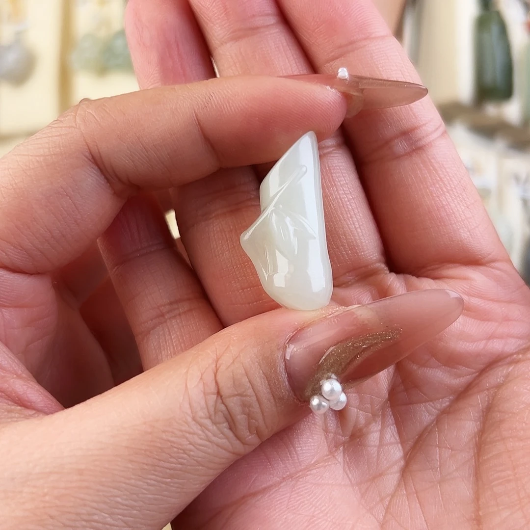 小****和田玉未镶嵌颈饰