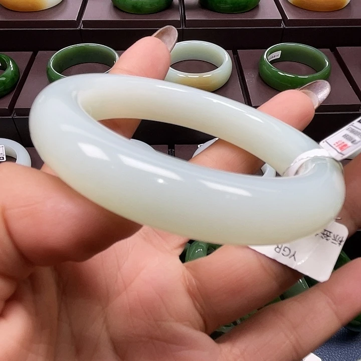 和田玉未镶嵌手镯