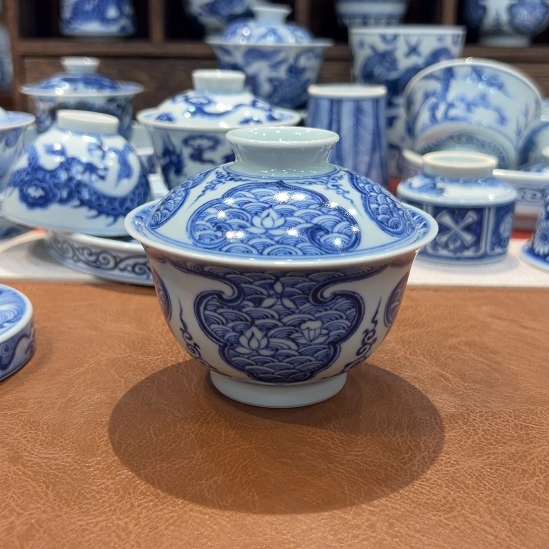 超***手绘青花水波莲花盖碗