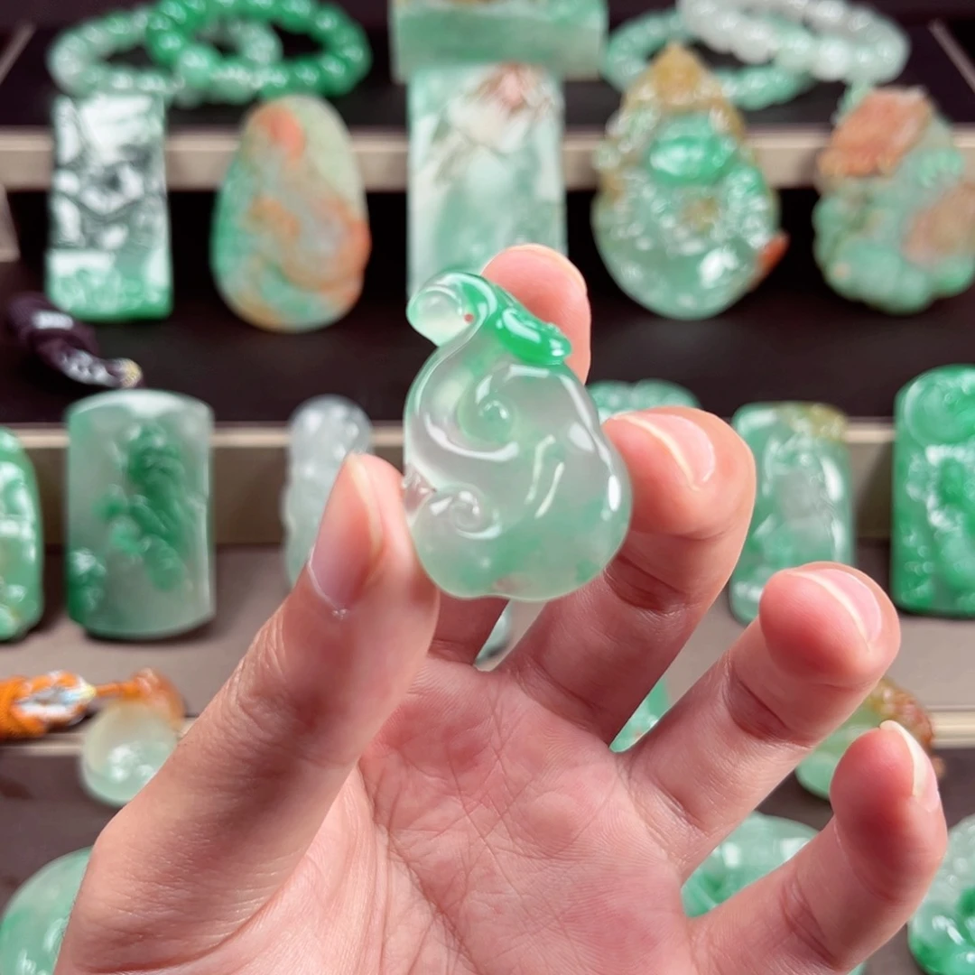 颈饰未镶嵌石英质玉