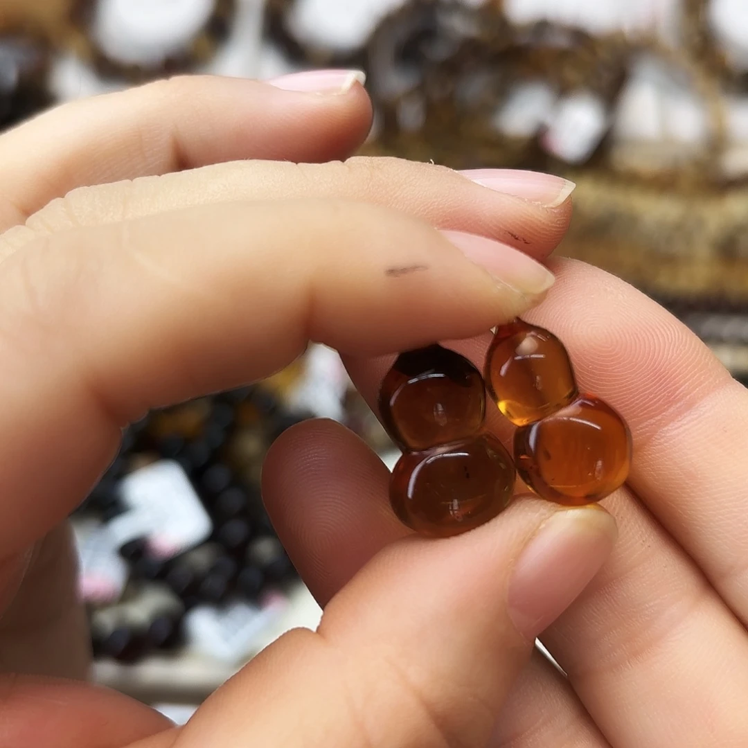 自***的琥珀未镶嵌裸石大