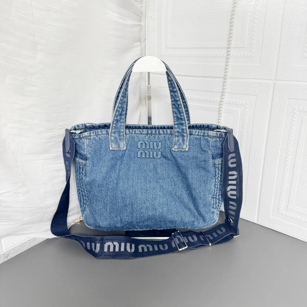 95新 MIU MIU/缪缪 牛仔蓝手提斜挎包芯片款
