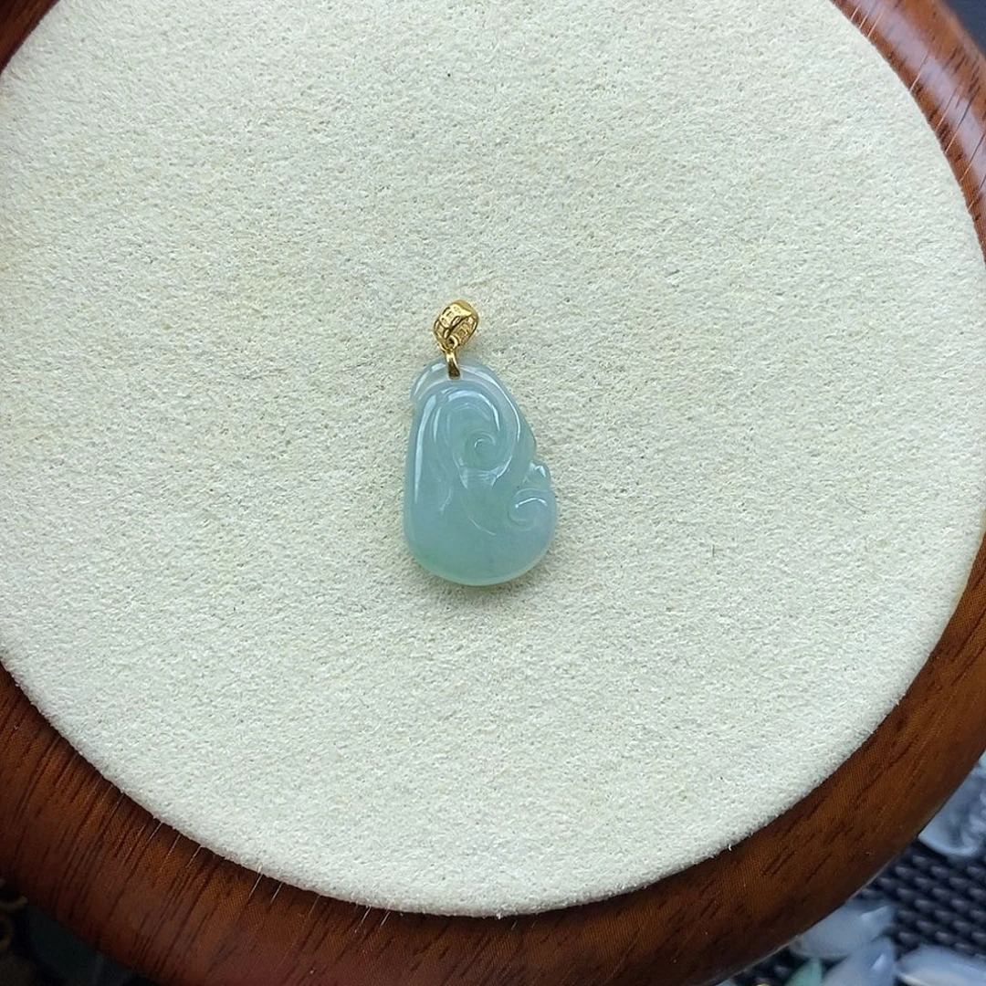 翡翠18K金镶嵌颈饰如意