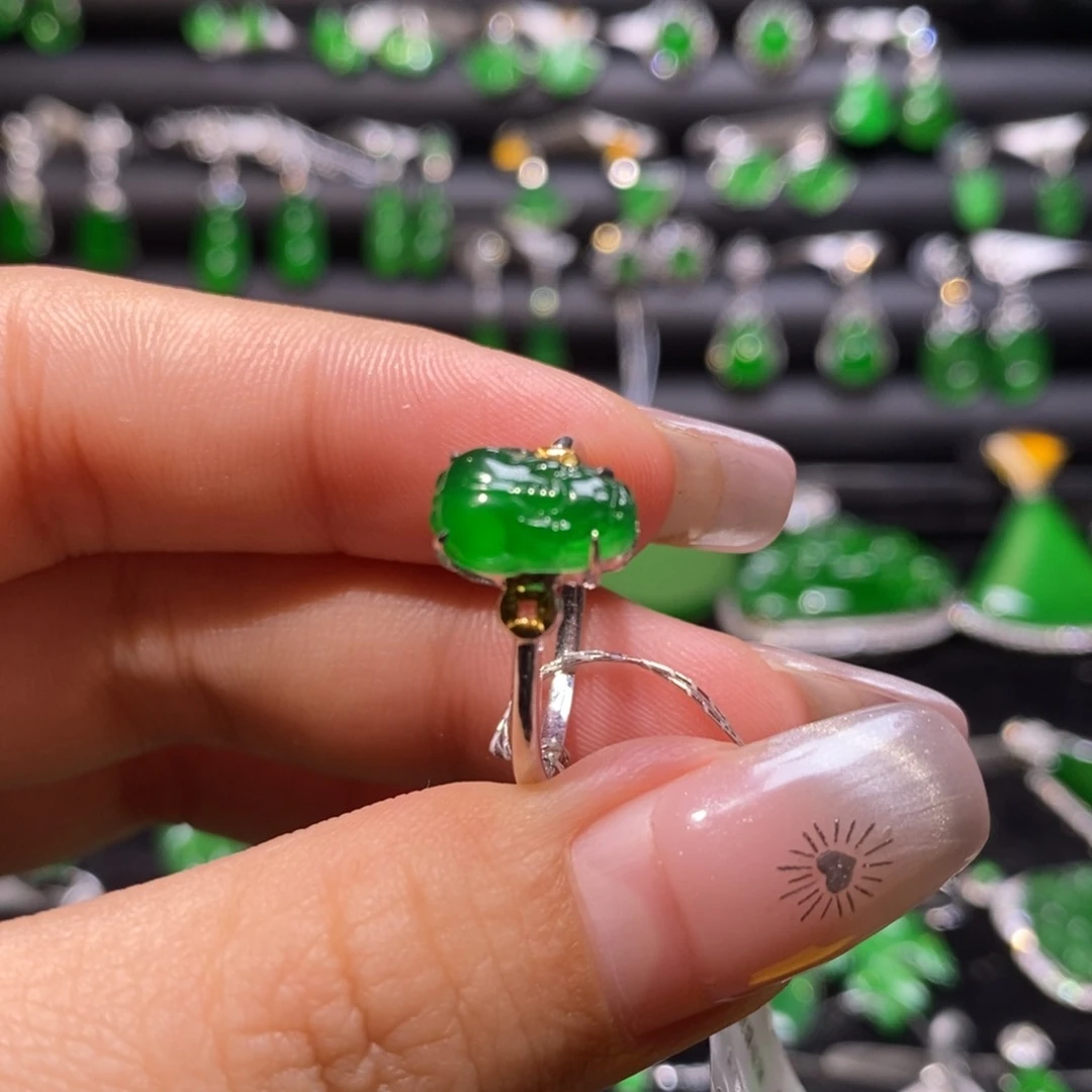 翡翠戒指18K金镶嵌天然翡翠