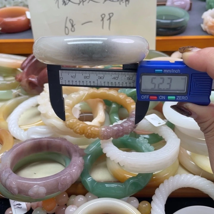 未镶嵌石英岩玉珠宝奇石