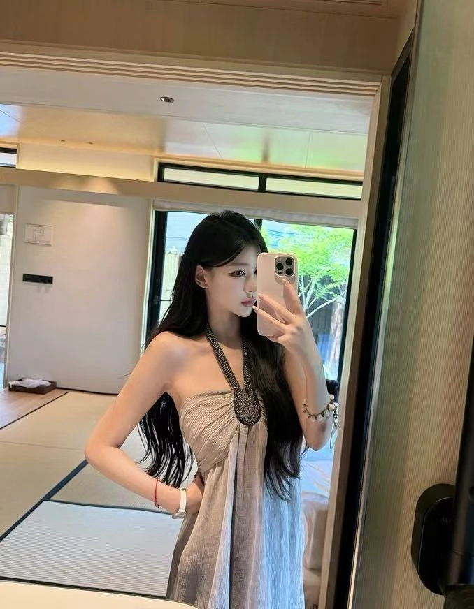 梦梦 MENGMENG｛古早白莲花 新款重工褶皱钉珠挂脖吊带抹胸上衣}