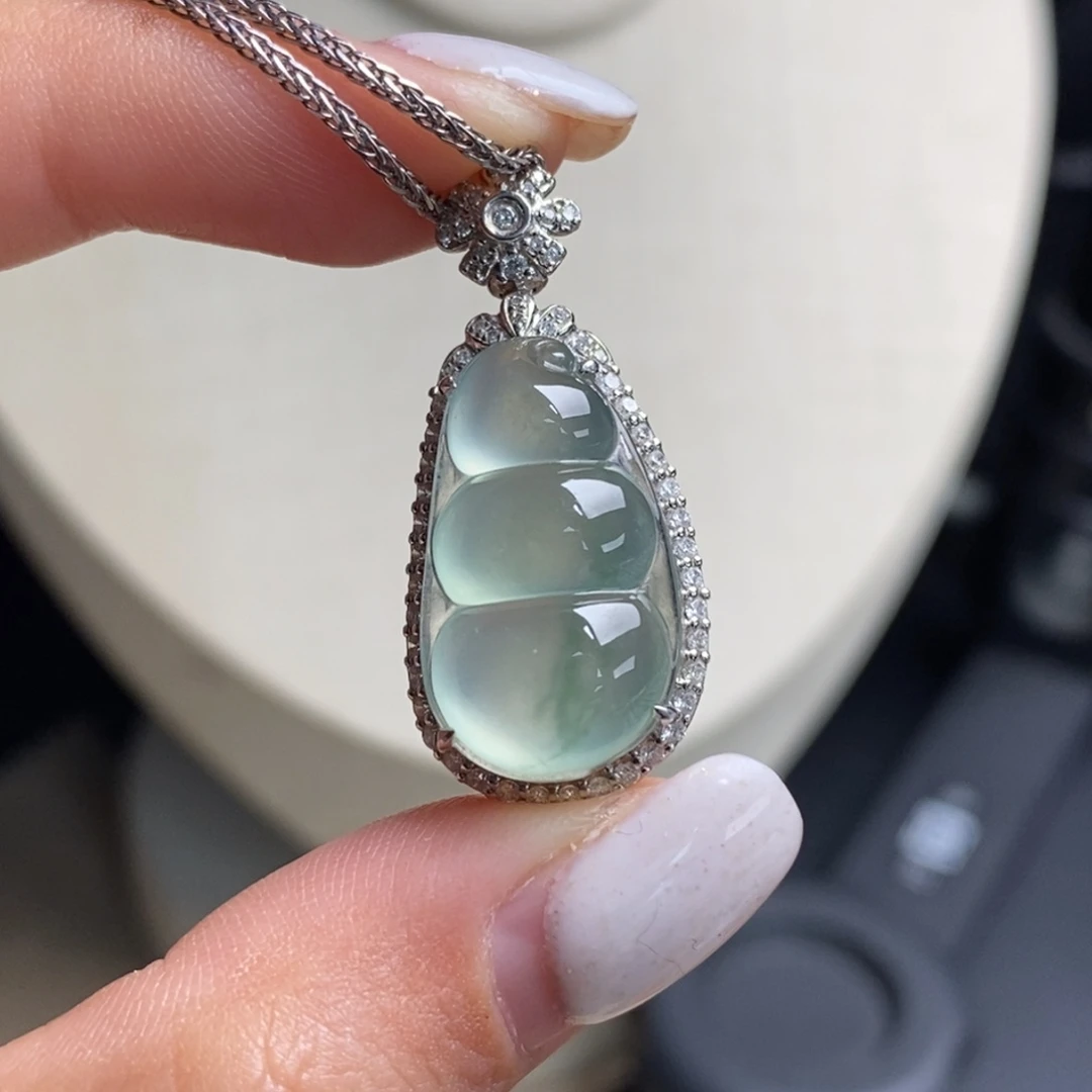 翡翠18K金镶嵌颈饰高冰晴绿飘绿花冰透水润起光纯净四季豆