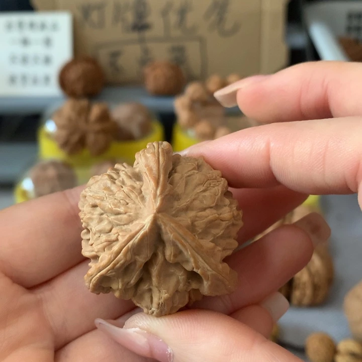 @***哈吊坠文玩核桃异形单只，有瑕疵