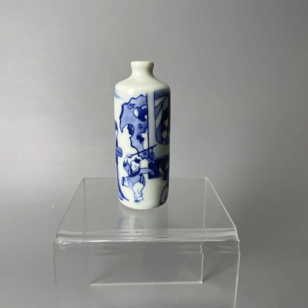 青花人物故事鼻烟壶