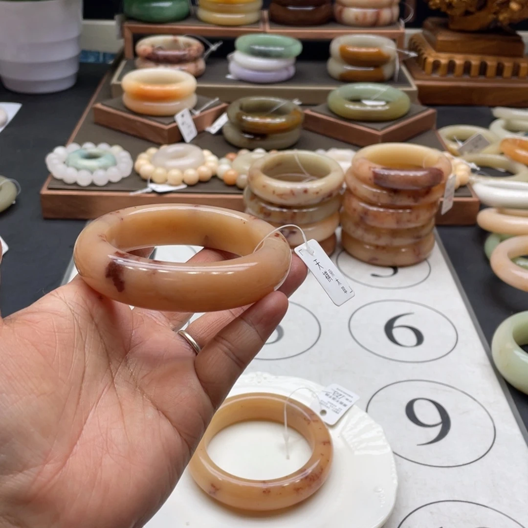 w***人石英岩玉未镶嵌手镯