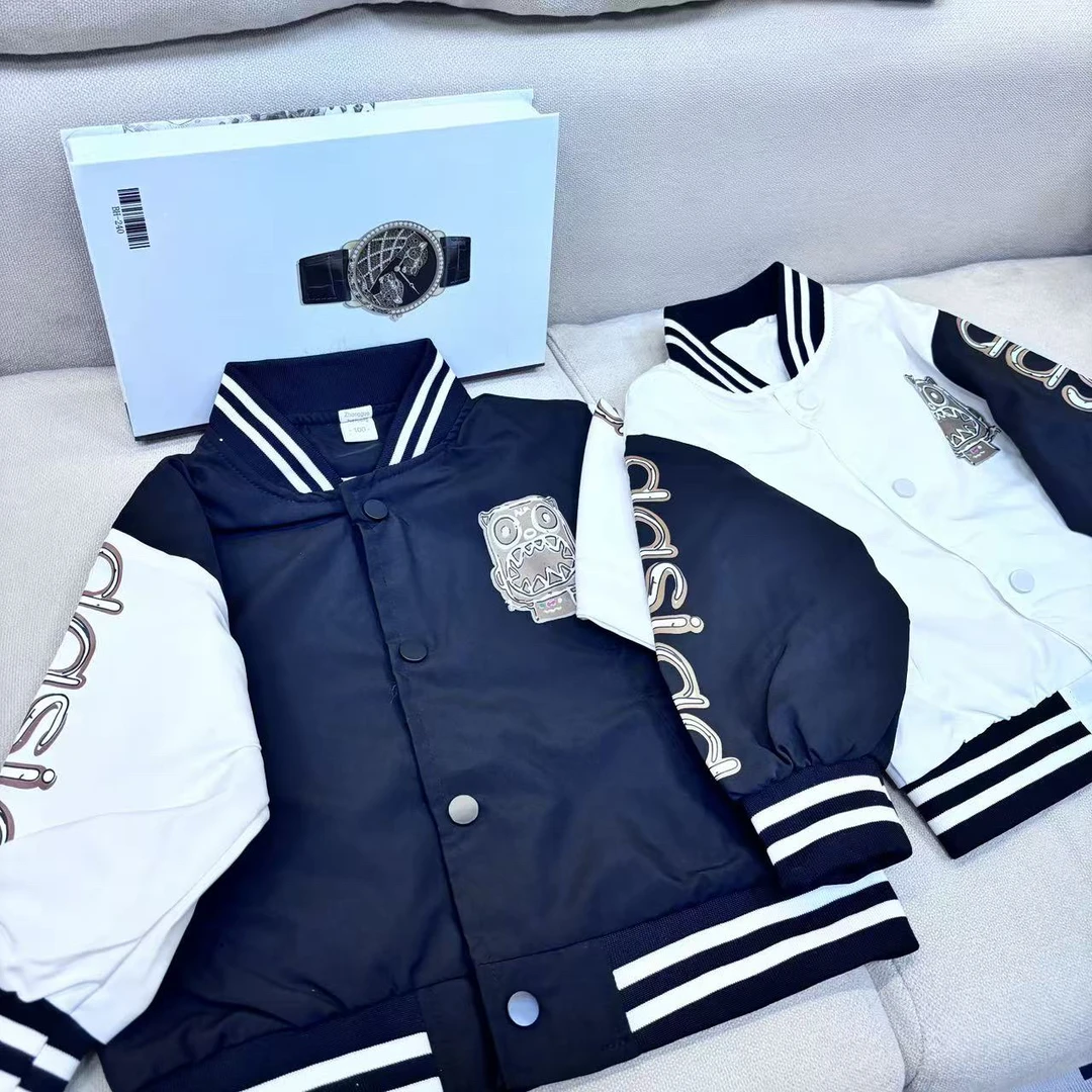 1587男童动漫印花外套有染色