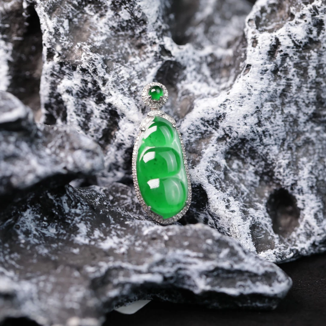 天然A货翡翠颈饰18k真金真钻镶嵌豆子吊坠阳绿色