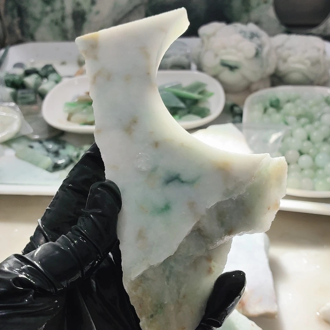 翡翠未镶嵌颈饰边角料