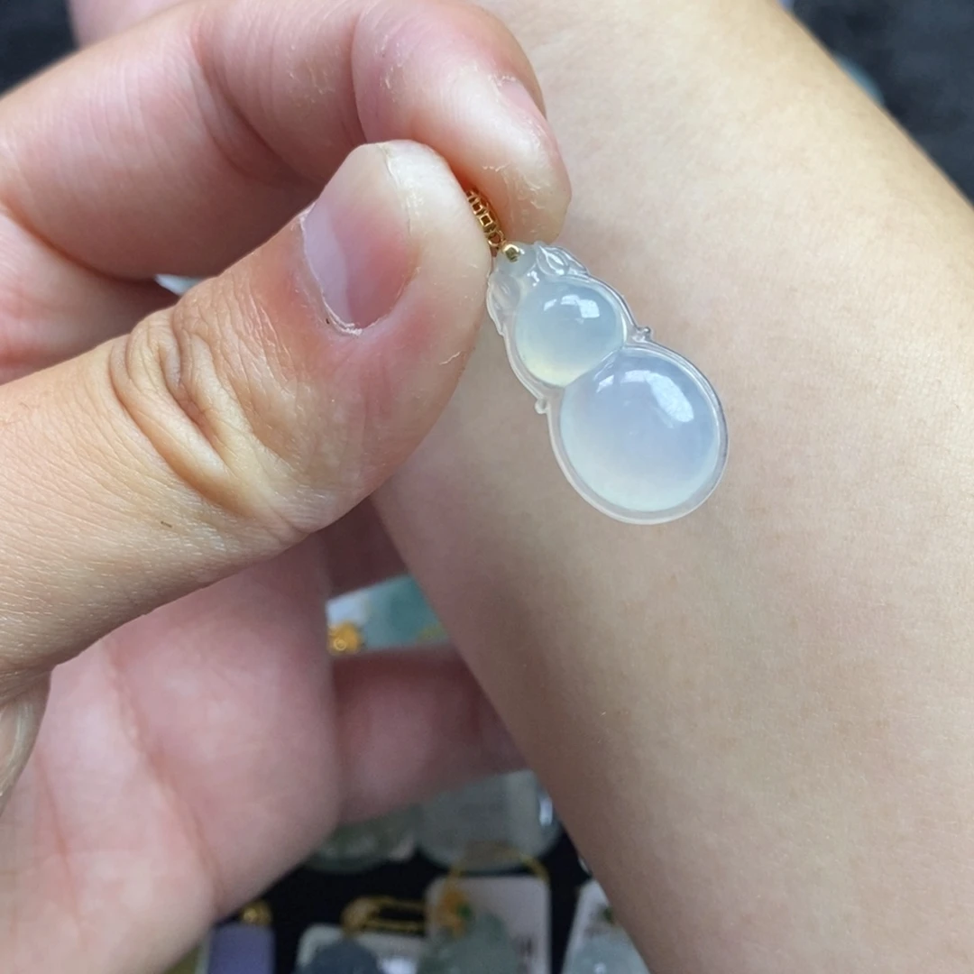 翡翠18K金镶嵌颈饰葫芦