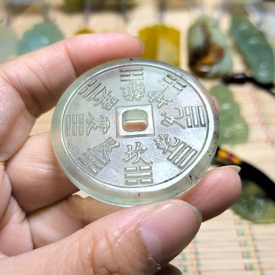 卖****蛇纹石玉未镶嵌颈饰