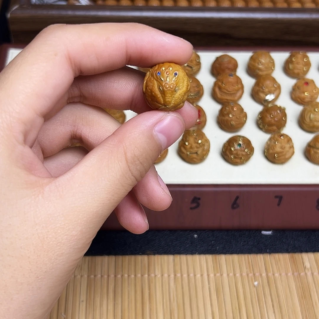 猴头核桃吊坠镶嵌单颗返油蛇女