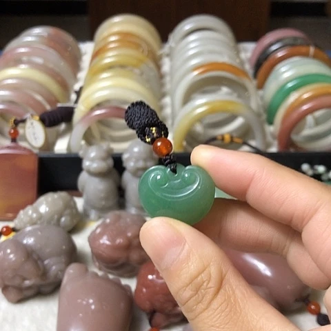 颈饰未镶嵌石英质玉