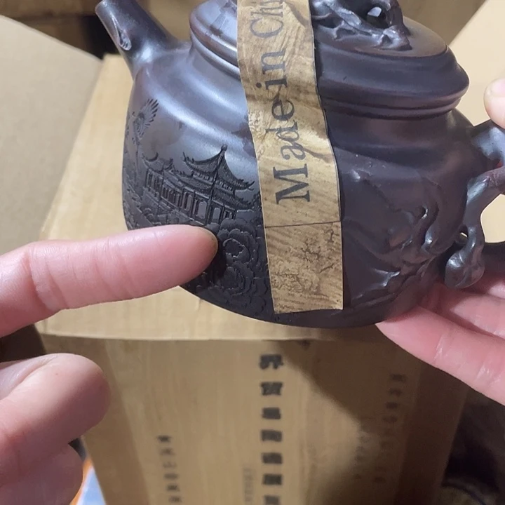 茶壶紫砂原矿泥料手工制作的一把紫砂壶。