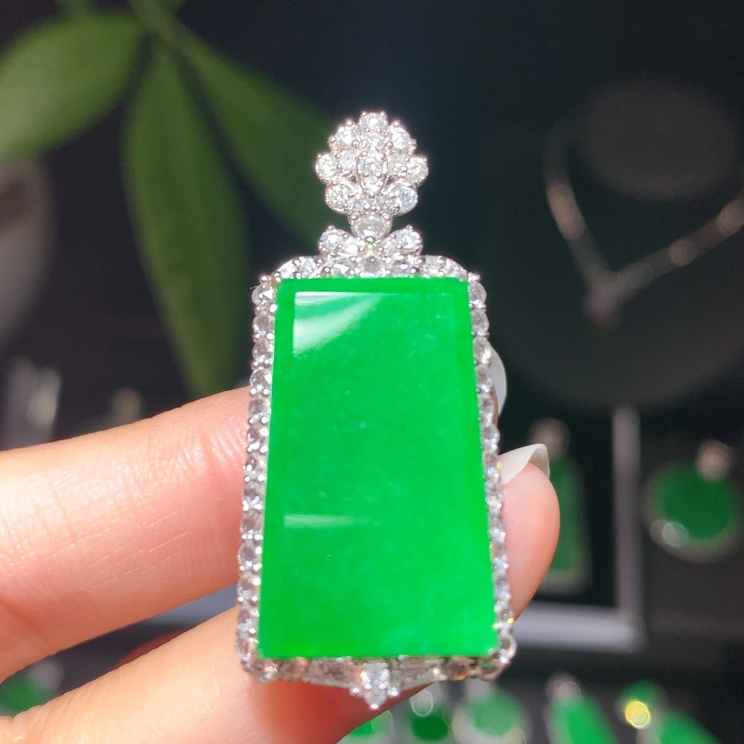 翡翠颈饰18K金镶嵌翡翠