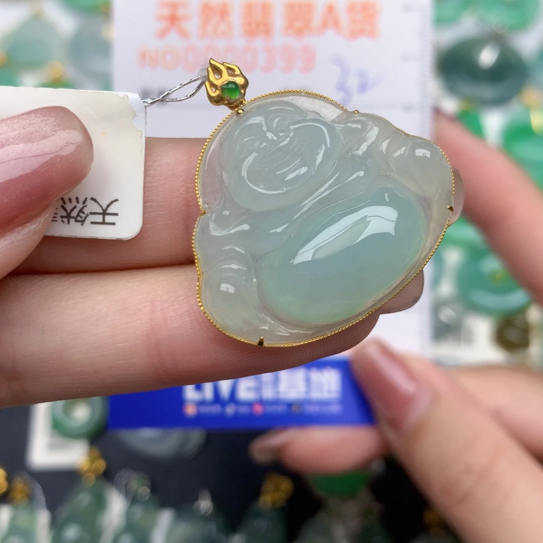 -***…翡翠18K金镶嵌颈饰佛公