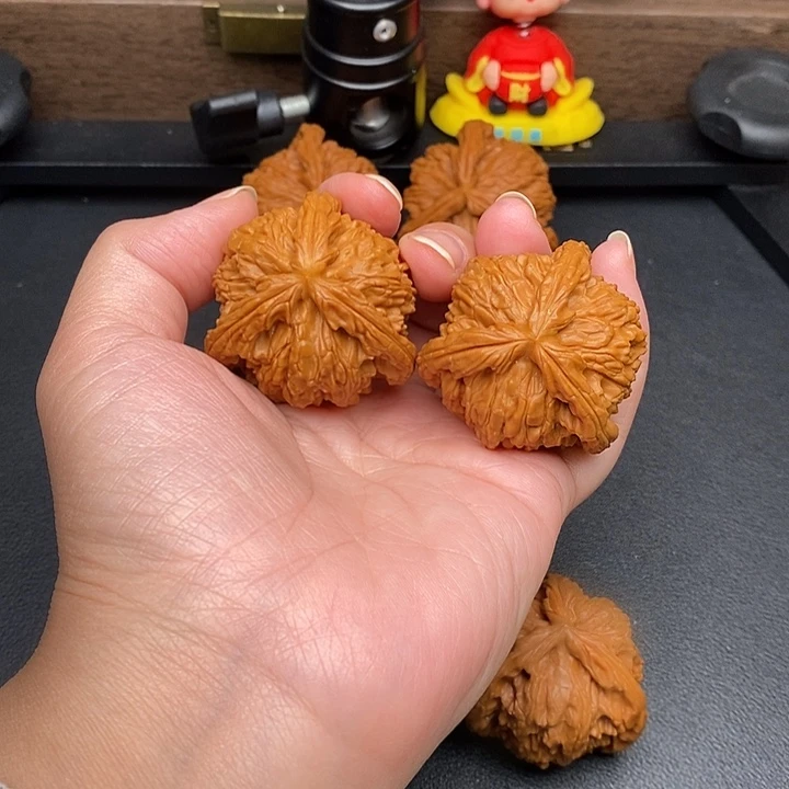 W***W文玩核桃把件白奔