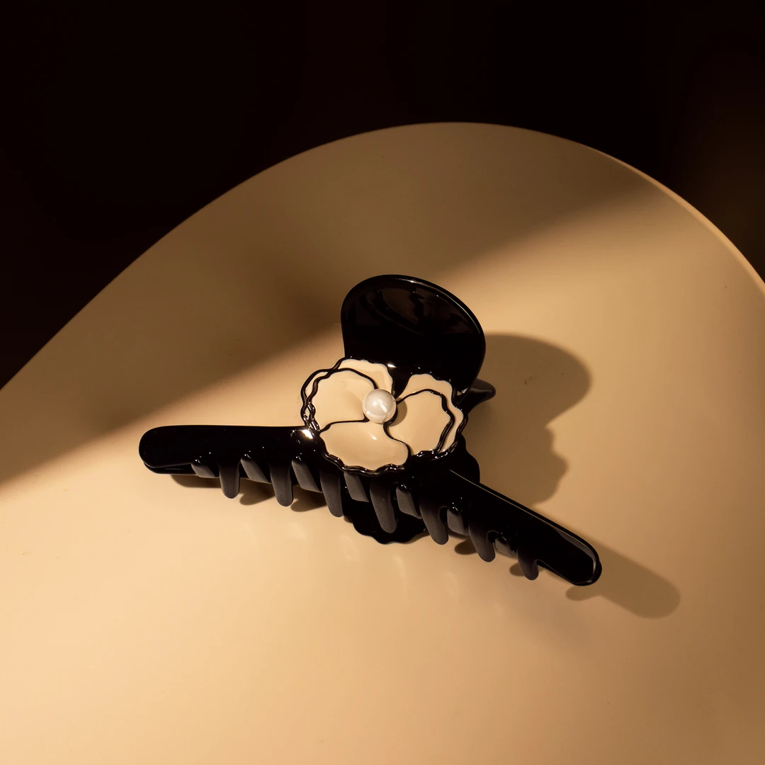 丹麦【E***a】珍珠花朵大抓夹（11cm）#0579