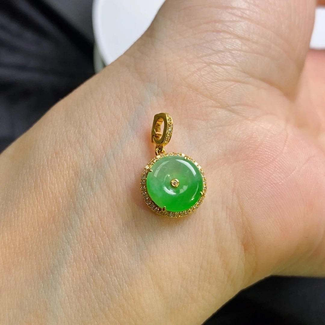 翡翠18K金镶嵌颈饰阳绿半山水扣子小滴溜