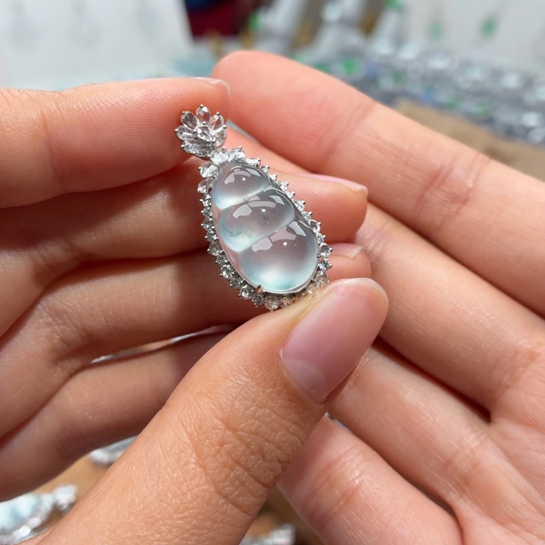 翡翠18K金镶嵌颈饰