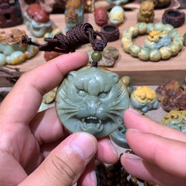 未镶嵌岫岩河磨玉（透闪石质玉）挂件