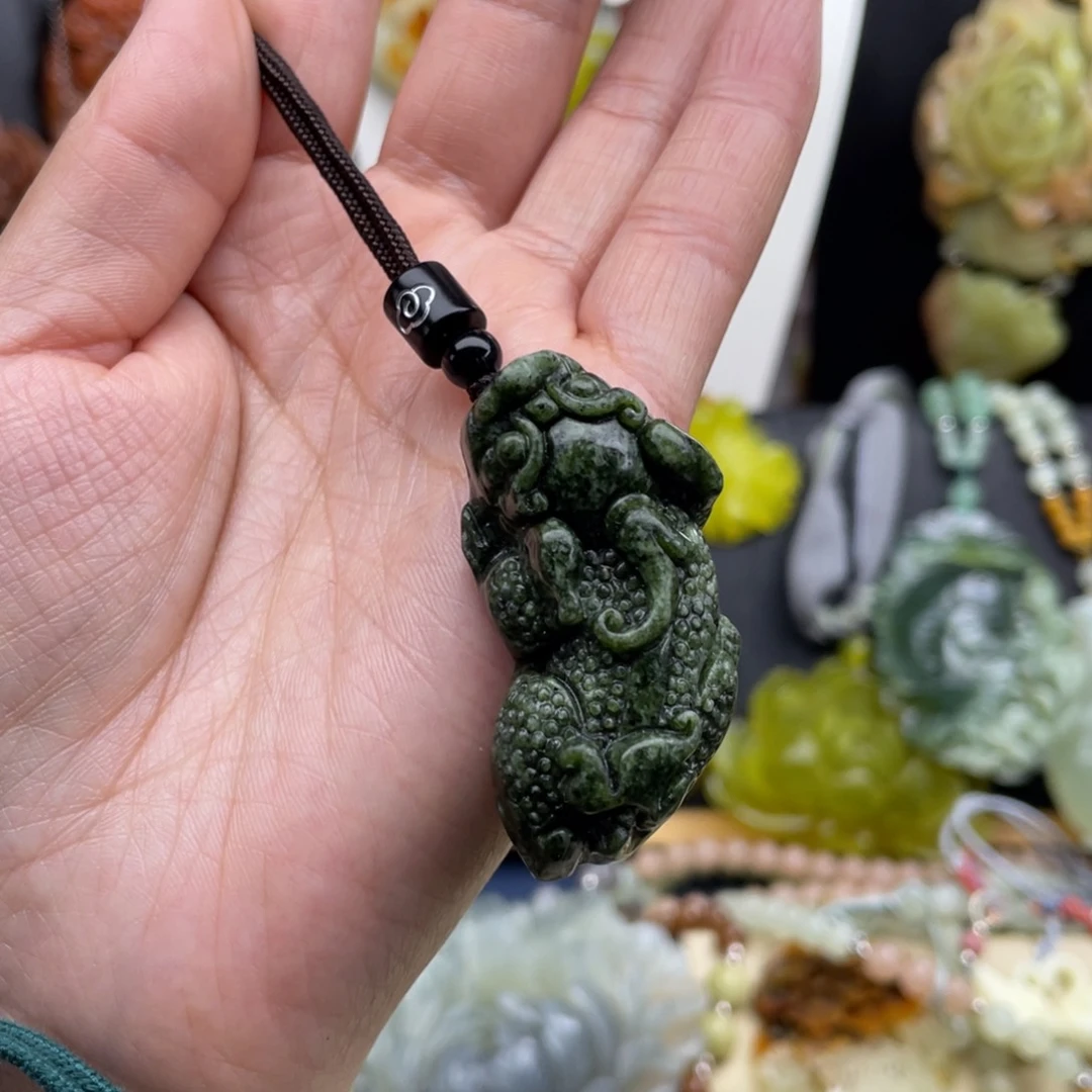 蛇纹石玉未镶嵌颈饰
