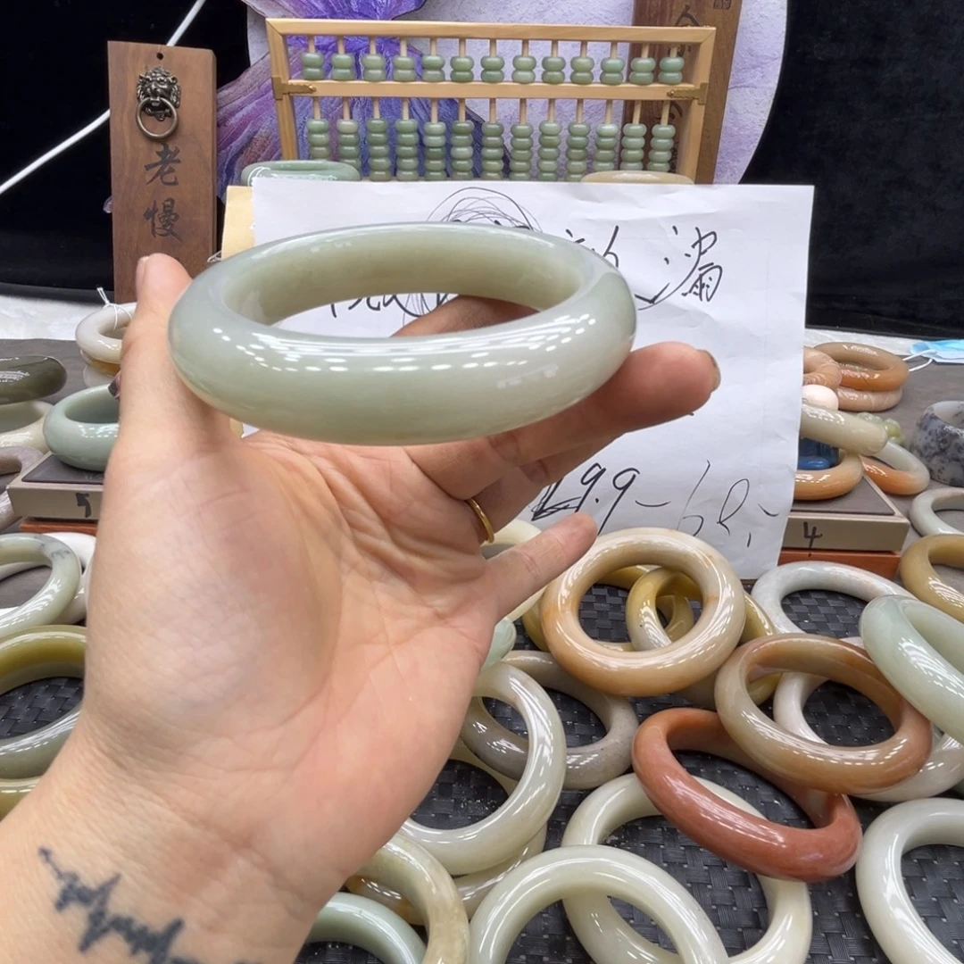 迪****石英质玉未镶嵌手镯