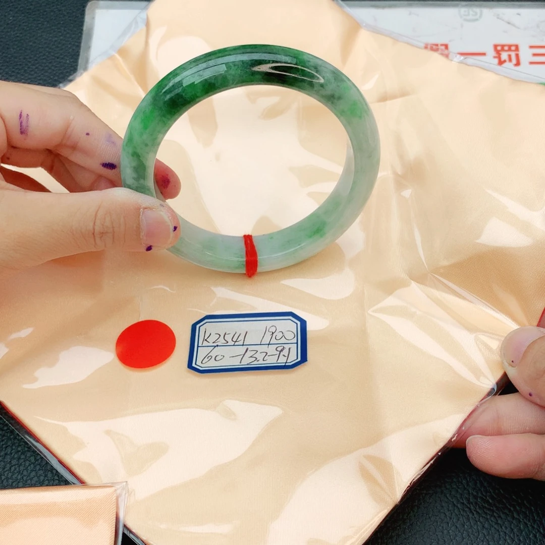 翡翠手镯未镶嵌翡翠