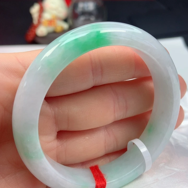 翡翠手镯未镶嵌55圈