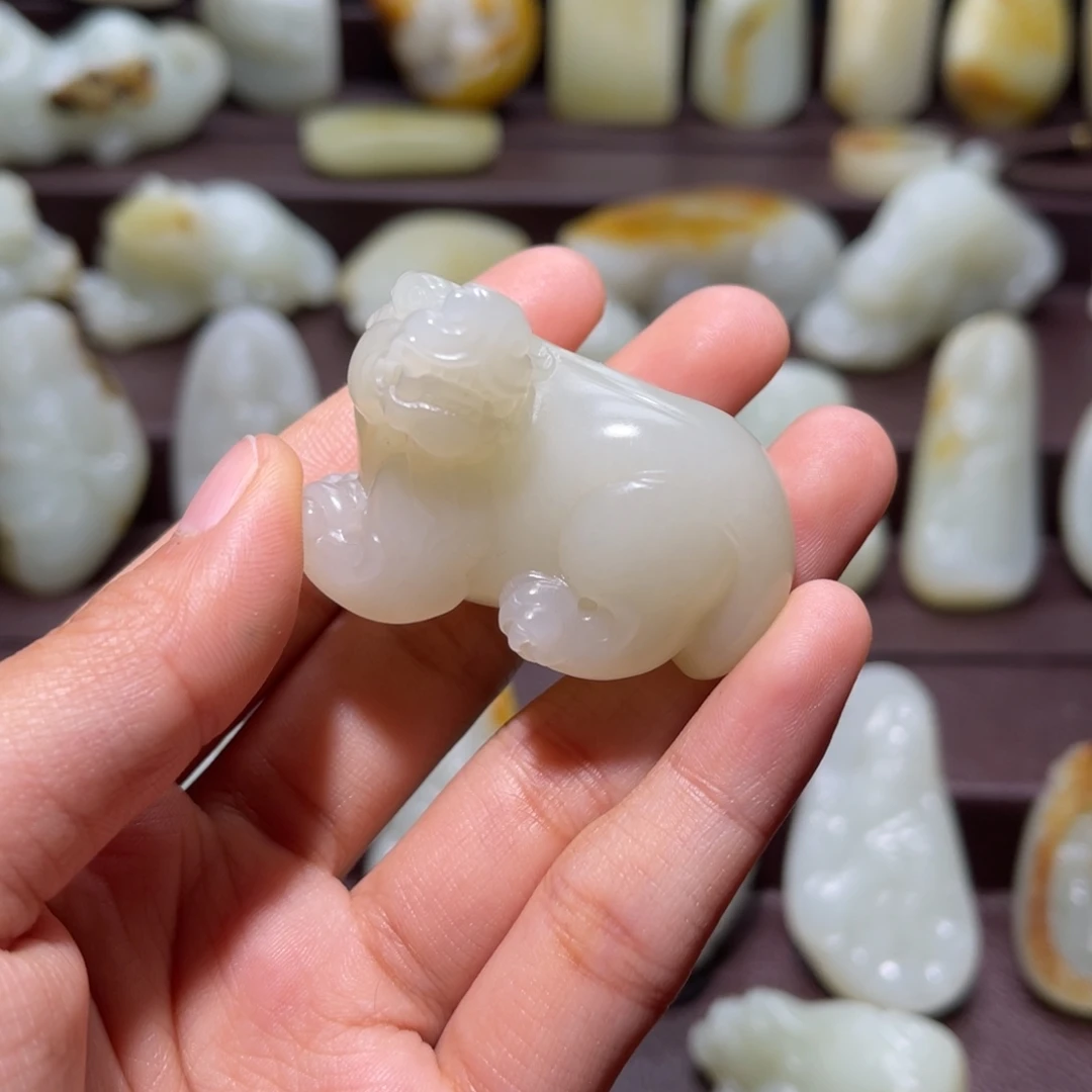 笑***着和田玉未镶嵌颈饰