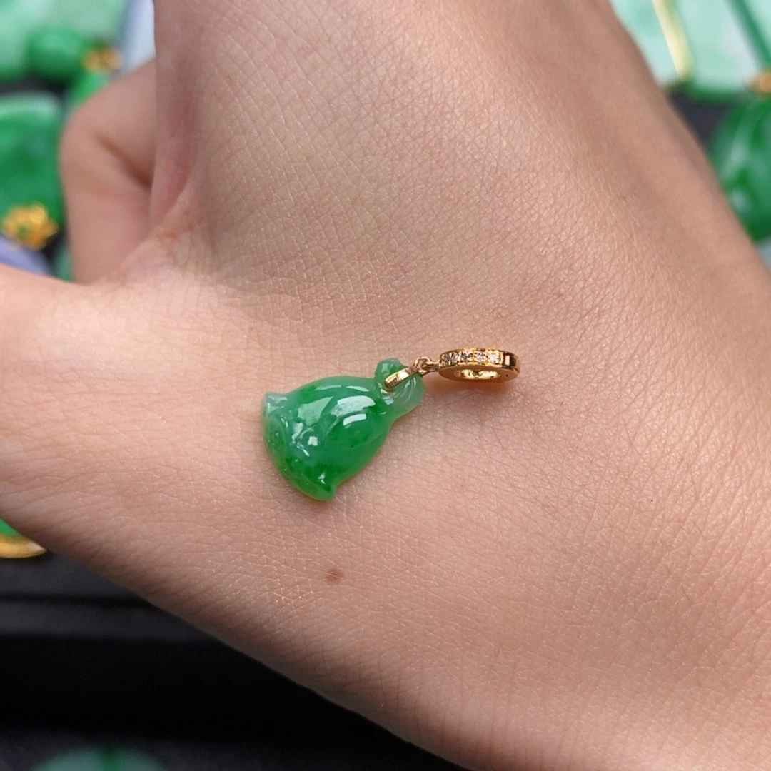 翡翠18K金镶嵌颈饰翡翠