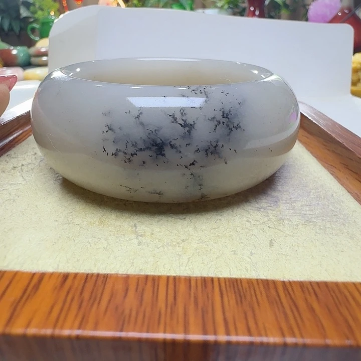 萩***石英质玉未镶嵌手镯