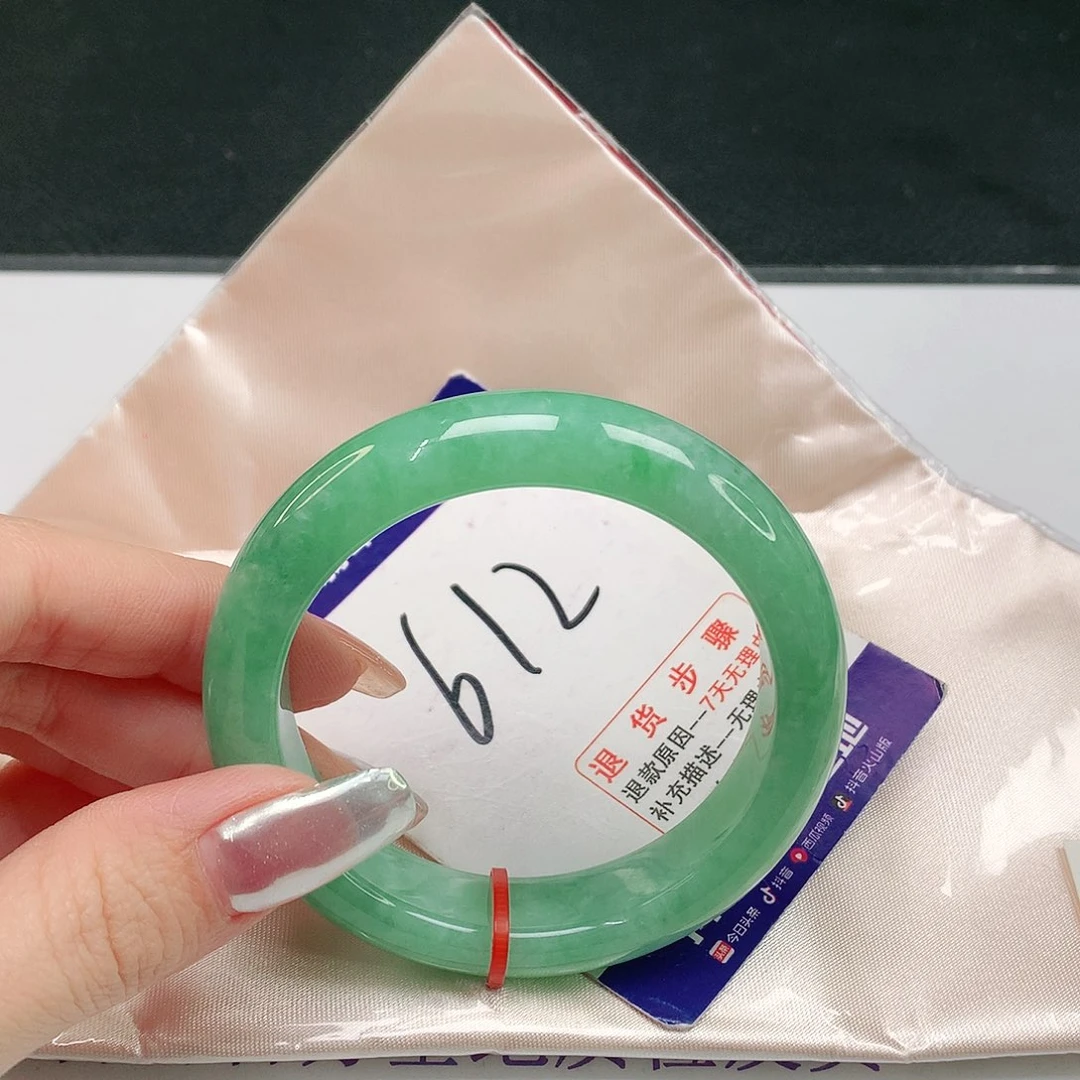 翡翠手镯未镶嵌翡翠手镯