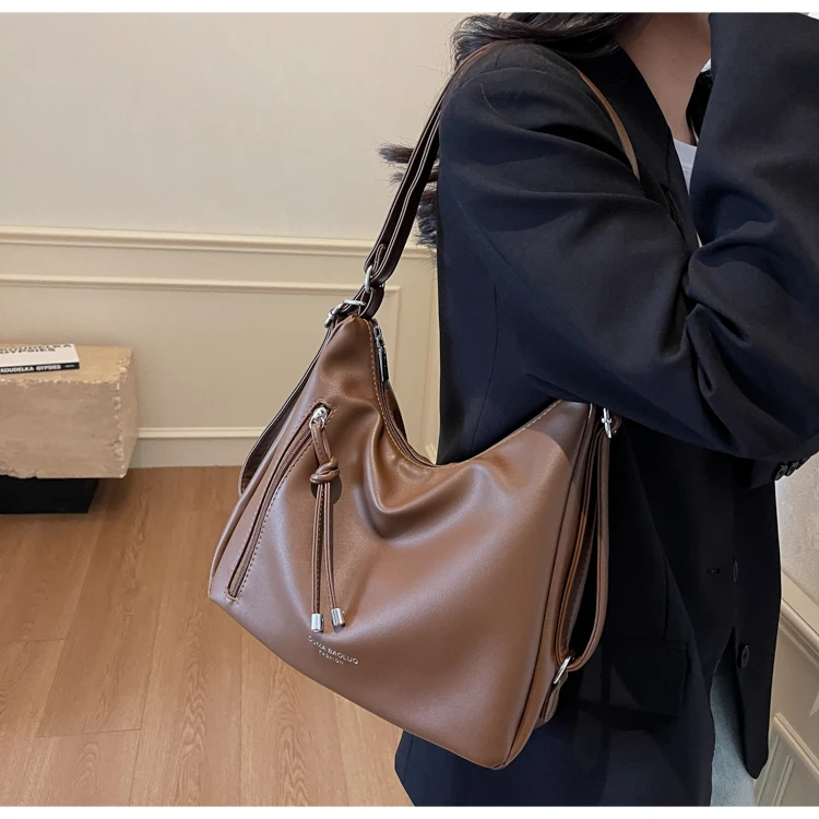 秋冬季复古大容量女双肩包2025新款通勤后背包多用单肩斜挎托特包