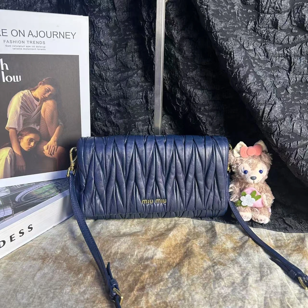 95新 MIU MIU/缪缪 缪缪深蓝色褶皱斜挎包